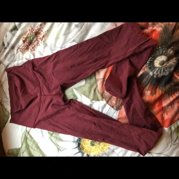 Lululemon Wunder Under leggings. Size 6. Maroon - Picture 2 of 4